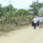 Đồng chí Bí thư Huyện uỷ, Chủ tịch UBND huyện kiểm tra tiến độ xây dựng NTM tại xã Đông Hoà.