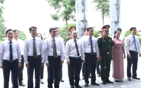 Các đồng chí lãnh đạo huyện dâng hoa, dâng hương nhân dịp 75 năm ngày Thương binh- Liệt sỹ (27-7-2022).