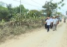 Đồng chí Bí thư Huyện uỷ, Chủ tịch UBND huyện kiểm tra tiến độ xây dựng NTM tại xã Đông Hoà.